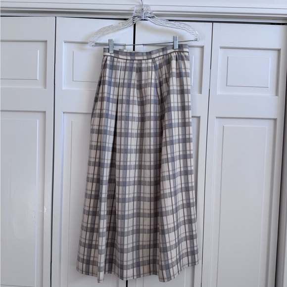 david brooks Dresses & Skirts - VINTAGE David Brooks Plaid Gray, Tan & Cream WOOL Skirt - fits like a size 4